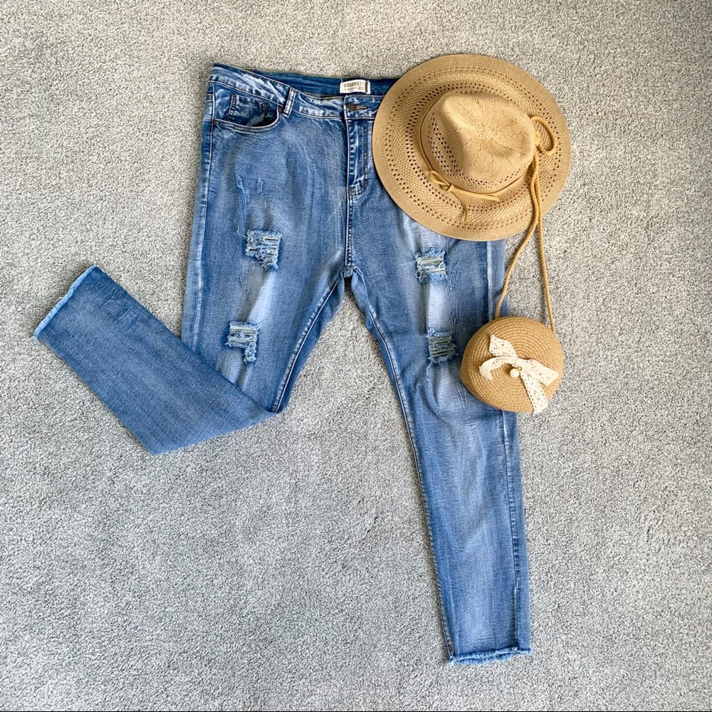 NWOT women’s distressed stretchy jeans